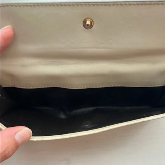 Gucci Cream and Gold Wallet with Iconic Monogram - Picture 3 of 5